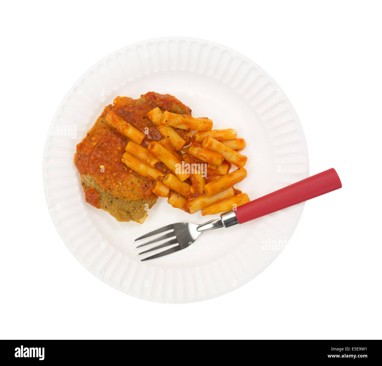 Un plat de poulet pané de dîner avec des pâtes en sauce tomate sur une assiette en carton avec une fourche sur un fond blanc. Banque D'Images