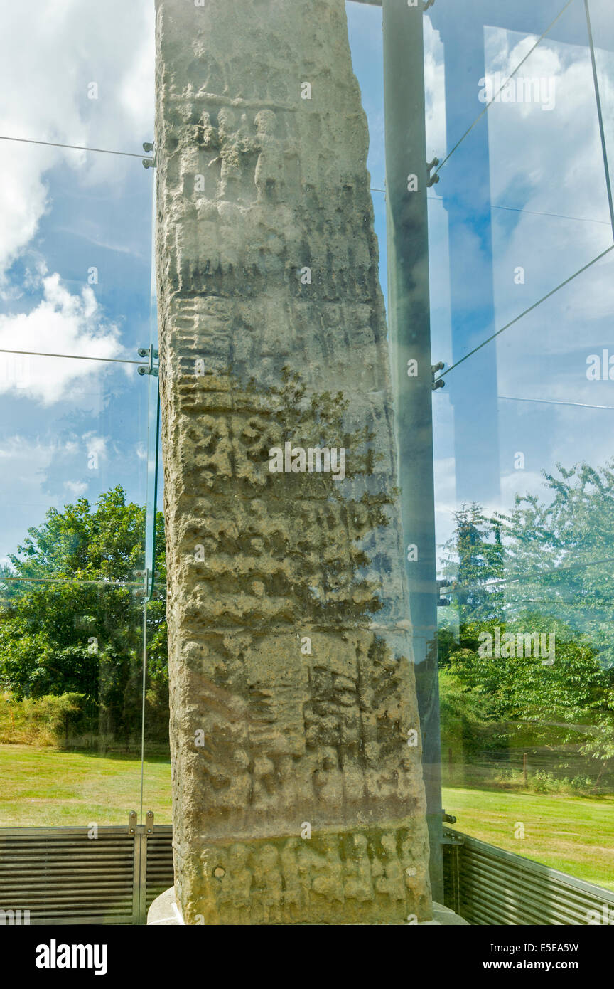 SUENO'S STONE FORRES MORAY LE CÔTÉ EST UN 6,5 M DE HAUT EN PIERRE sculpté représentant des scènes de bataille et de guerriers datant de l'an 900 Banque D'Images