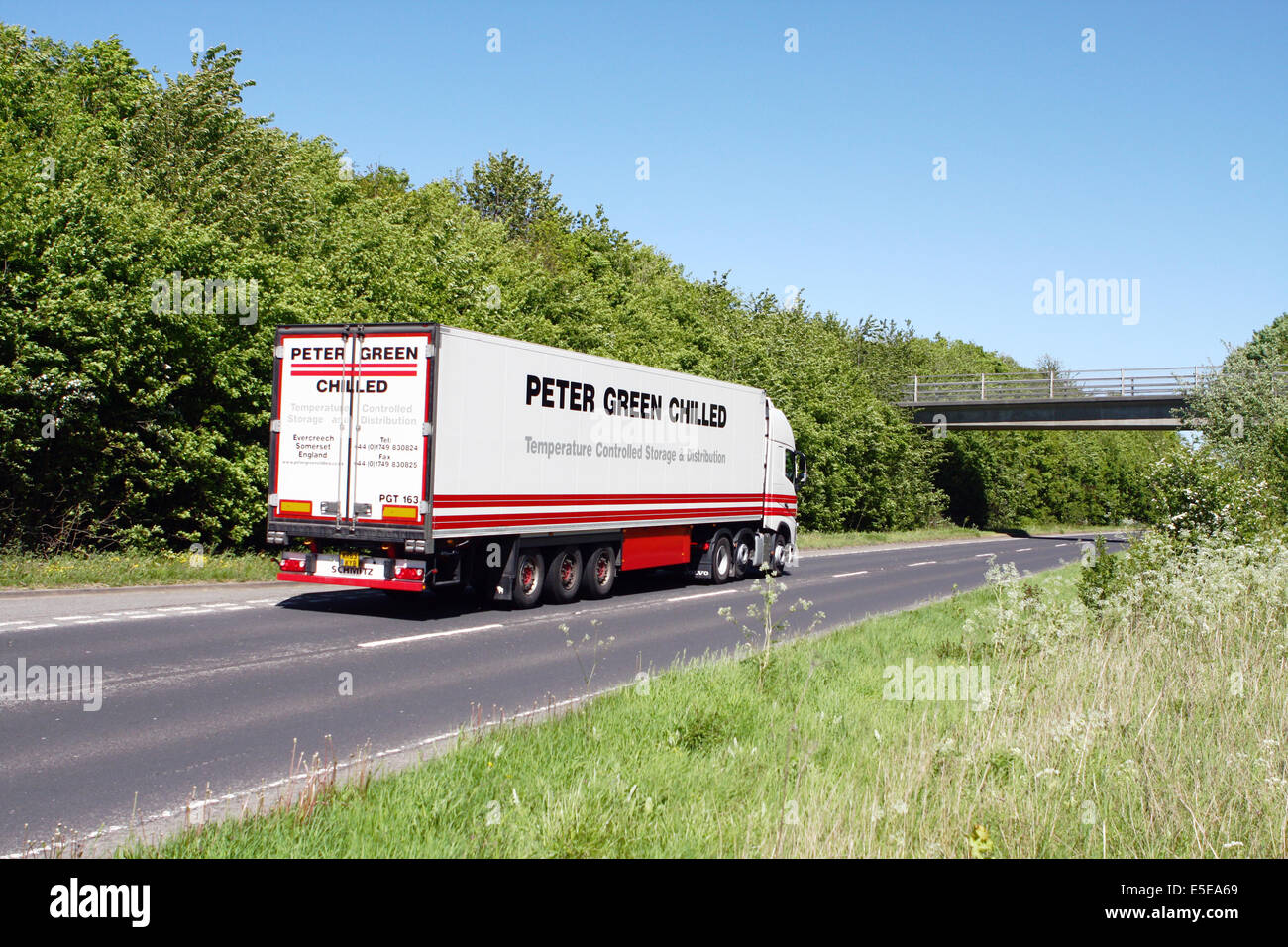 Un camion articulé Peter Green qui se déplacent le long de l'A28 route à chaussée unique près de Ashford dans le Kent, Angleterre Banque D'Images