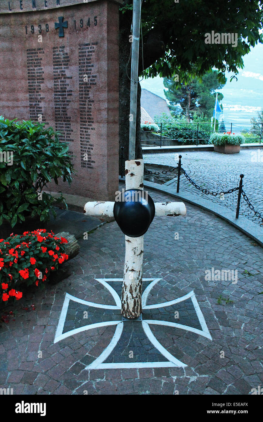 Monument à la Deuxième Guerre mondiale, des soldats en Termeno, Tyrol du Sud, Italie Banque D'Images