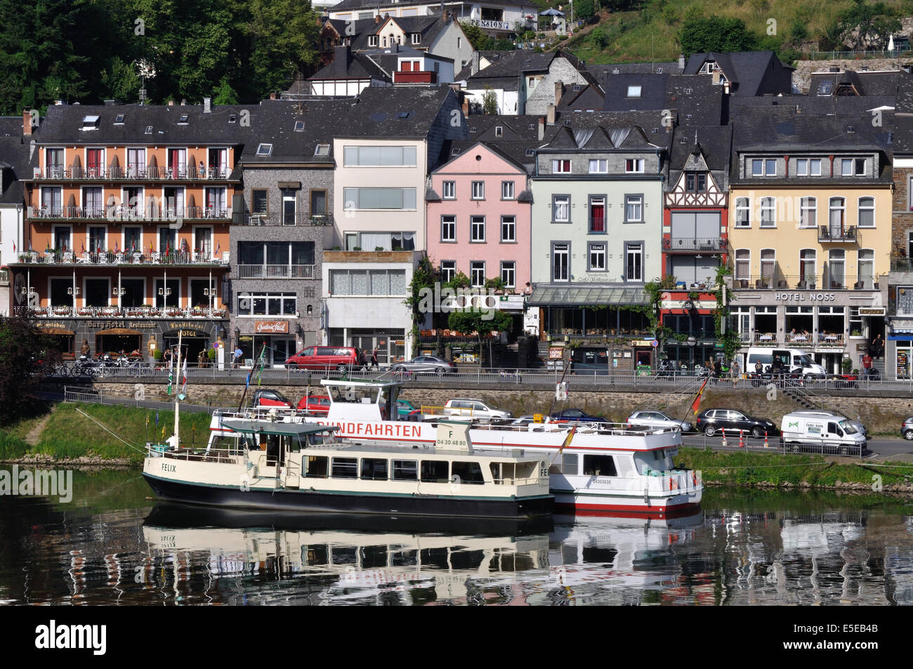 Bateaux sur la rivière de la Moselle à Cochem, Allemagne Banque D'Images