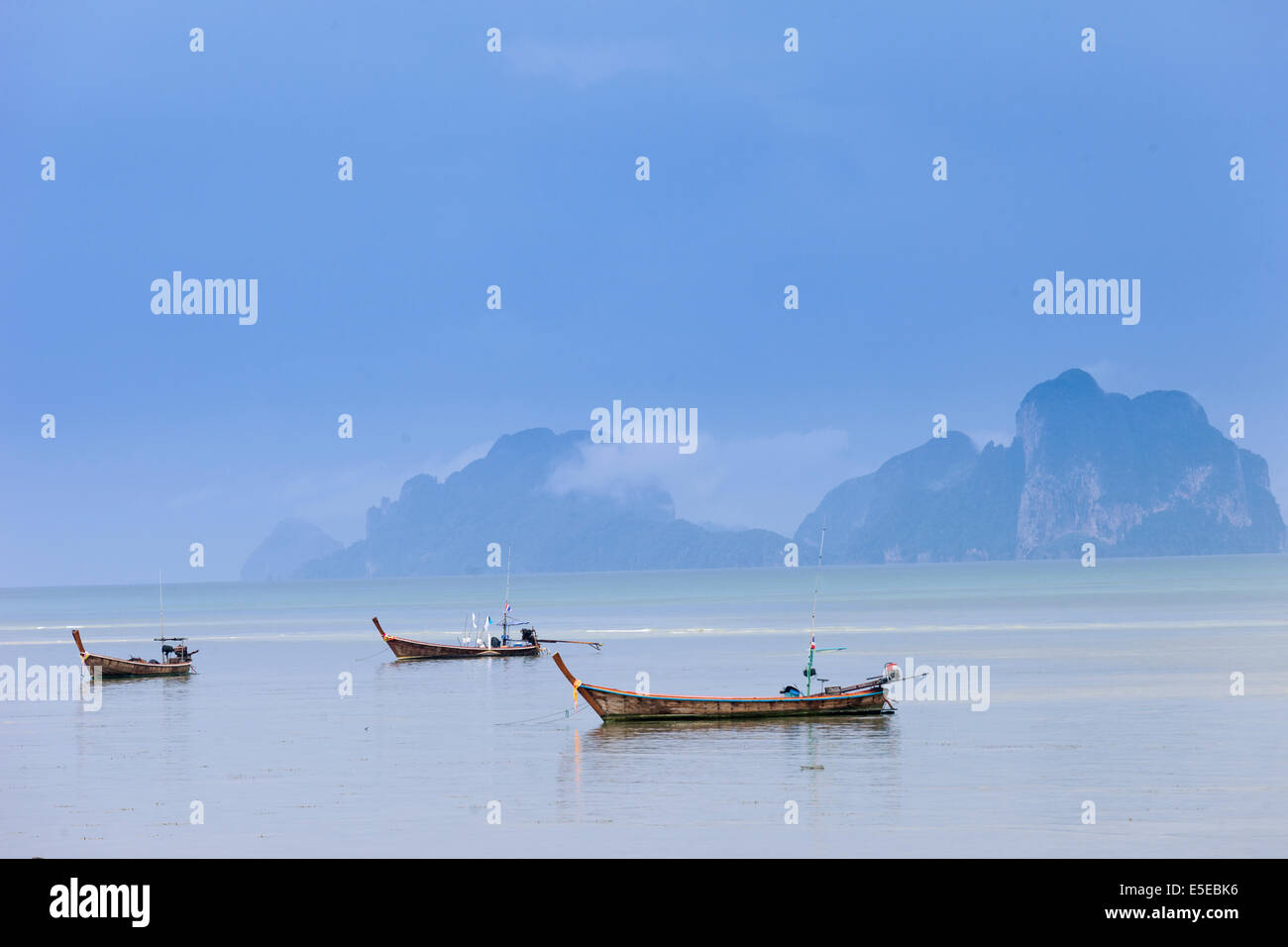 Longue queue bateaux amarrés dans Trang sous forte tempête nuages, Thaïlande Banque D'Images