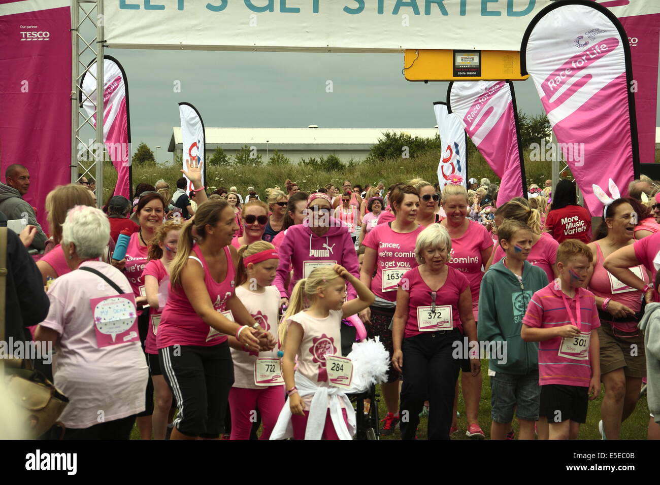 Les femmes et les enfants finir la course pour la vie, un womens 5km parrainé marcher ou courir, afin de recueillir des fonds pour les organismes de bienfaisance du cancer. Banque D'Images Les femmes et les enfants finir la course pour la vie, un womens 5km parrainé marcher ou courir, afin de recueillir des fonds pour les organismes de bienfaisance du cancer. Banque D'Images