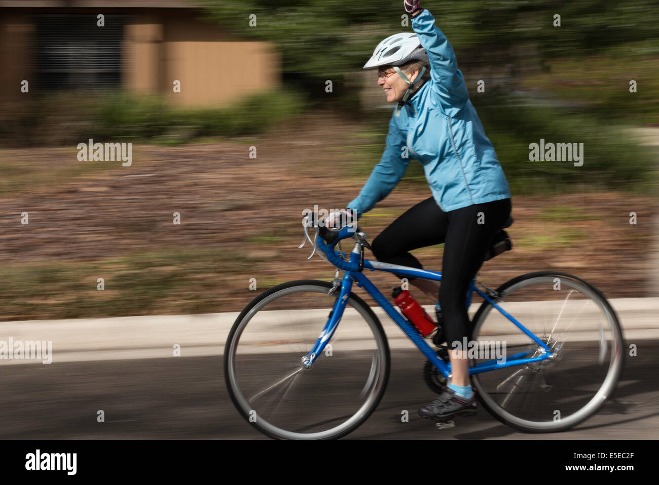 Mature Woman Rides son vélo avec équipement de sécurité approuvé, USA Banque D'Images