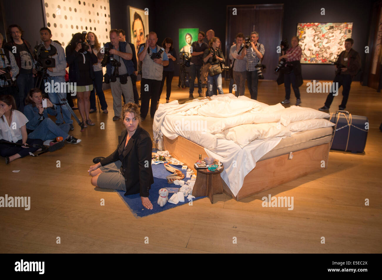 Christie's Londres. Tracey Emin a un lit double" (1998) sur le marché et vendu pour 2,2 millions de livres sterling en juillet 2014 Banque D'Images