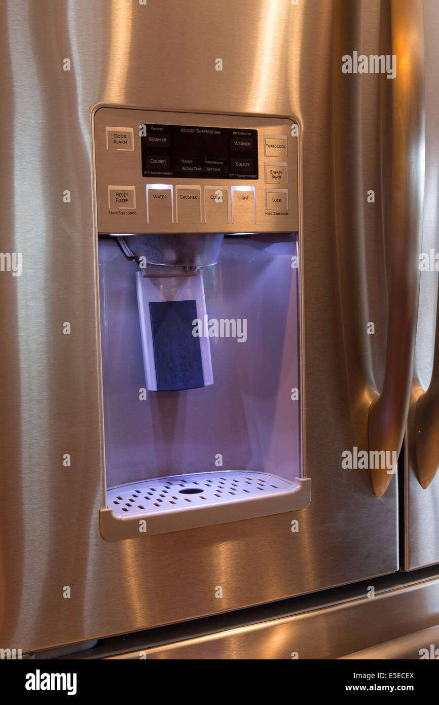 La glace de la porte du réfrigérateur et distributeur d'eau Banque D'Images