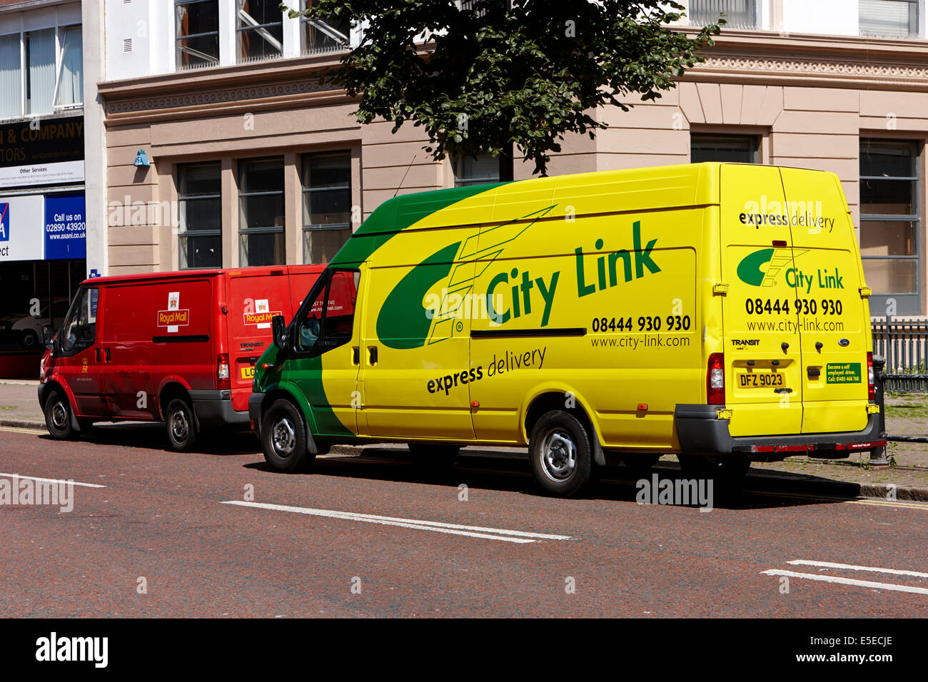 Royal Mail et citylink camionnettes garées à côté de l'autre dans le centre-ville de Belfast Banque D'Images