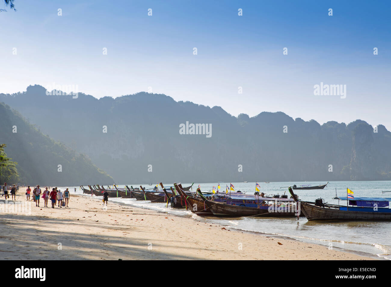 Les voyageurs arrivant sur la plage d'Ao Nang en bateau long Tail, Krabi, Thaïlande Banque D'Images