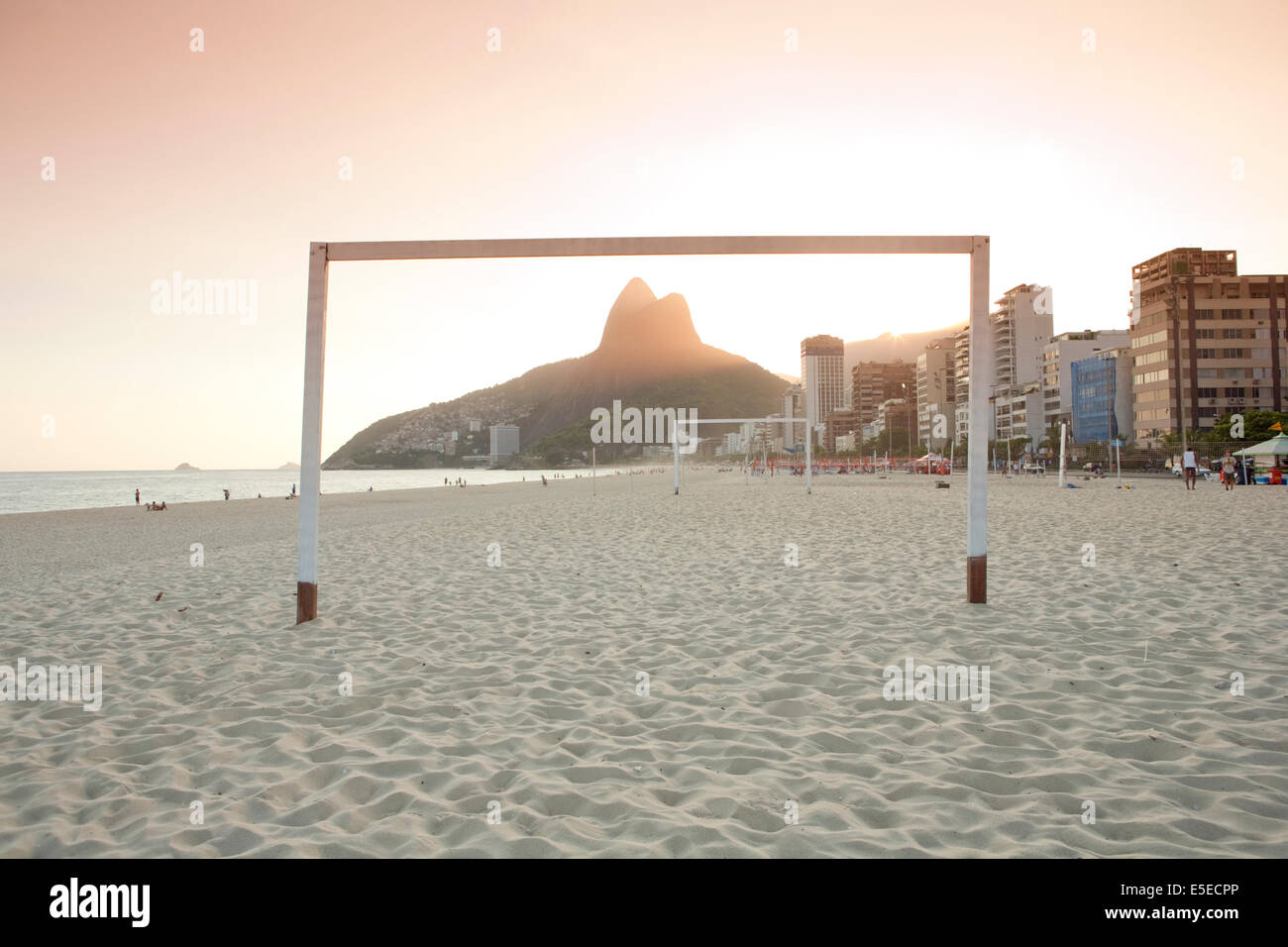 Vue d'un terrain de football de plage sur la plage d'Ipanema avec les montagnes derrière Dois Irmãos, Rio de Janeiro, Brésil Banque D'Images