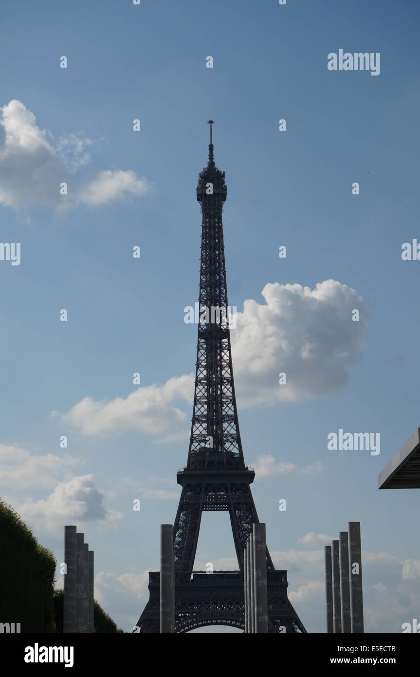 La Tour Eiffel se situe à Champ de Mars contre un ciel bleu et les nuages blancs, les colonnes du mur pour la paix dans l'avant-plan Banque D'Images