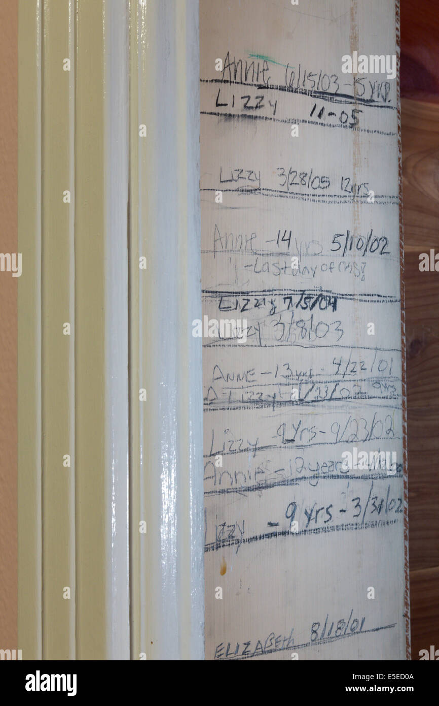 La croissance des enfants Tableau de penderie jambage de porte, Residential Home, USA Banque D'Images