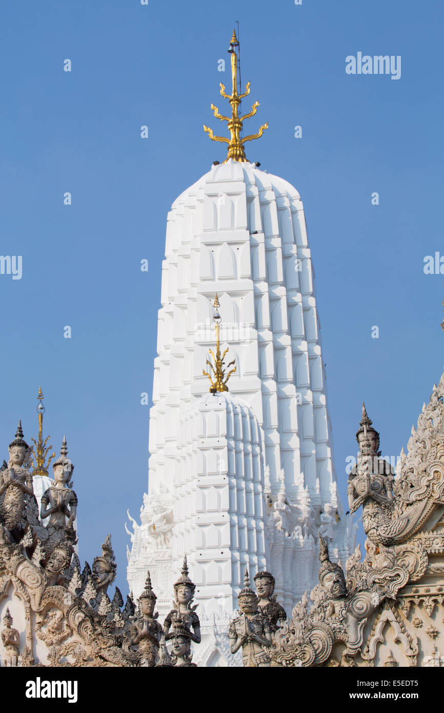 Asparas et Démons sur Wat Mahathat Worawihan, avec la central chedi du temple, le Phra Prang Ha Yod, Phetchaburi, Thailand Banque D'Images