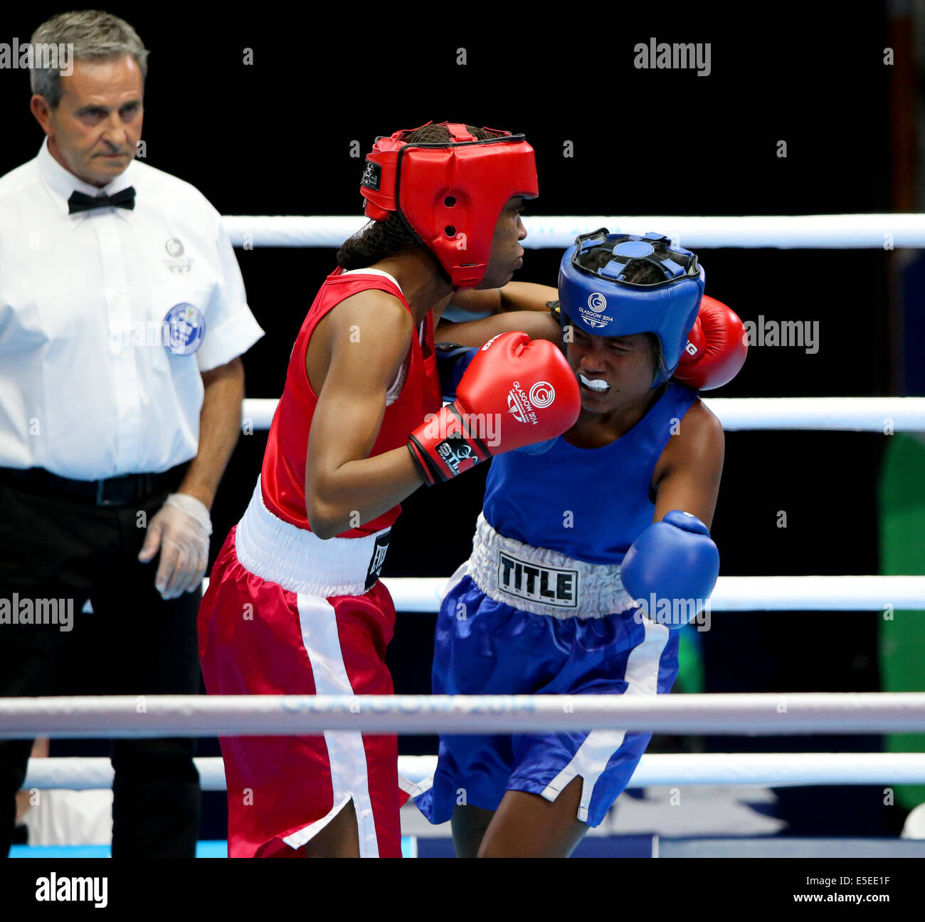 SECC Glasgow Ecosse 29 sep 2014. Journée des Jeux du Commonwealth 6. Les hommes et les femmes rondes de boxe. Natasha Jonas FRA perdu sur une décision partagée à Shelley Watts AUS dans le Women's Light 16 final round Crédit : ALAN OLIVER/Alamy Live News Banque D'Images