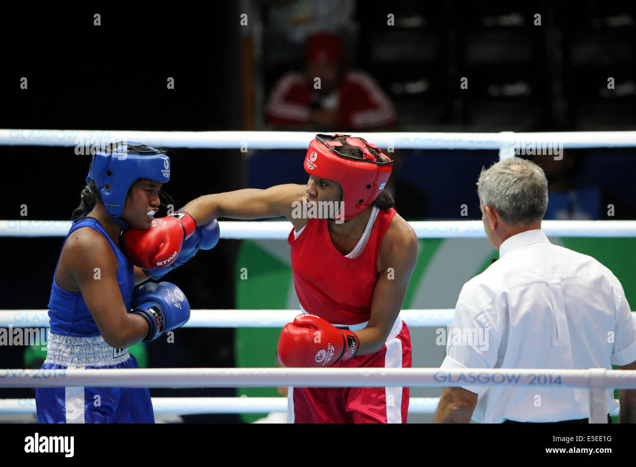 SECC Glasgow Ecosse 29 sep 2014. Journée des Jeux du Commonwealth 6. Les hommes et les femmes rondes de boxe. Natasha Jonas FRA perdu sur une décision partagée à Shelley Watts AUS dans le Women's Light 16 final round Crédit : ALAN OLIVER/Alamy Live News Banque D'Images