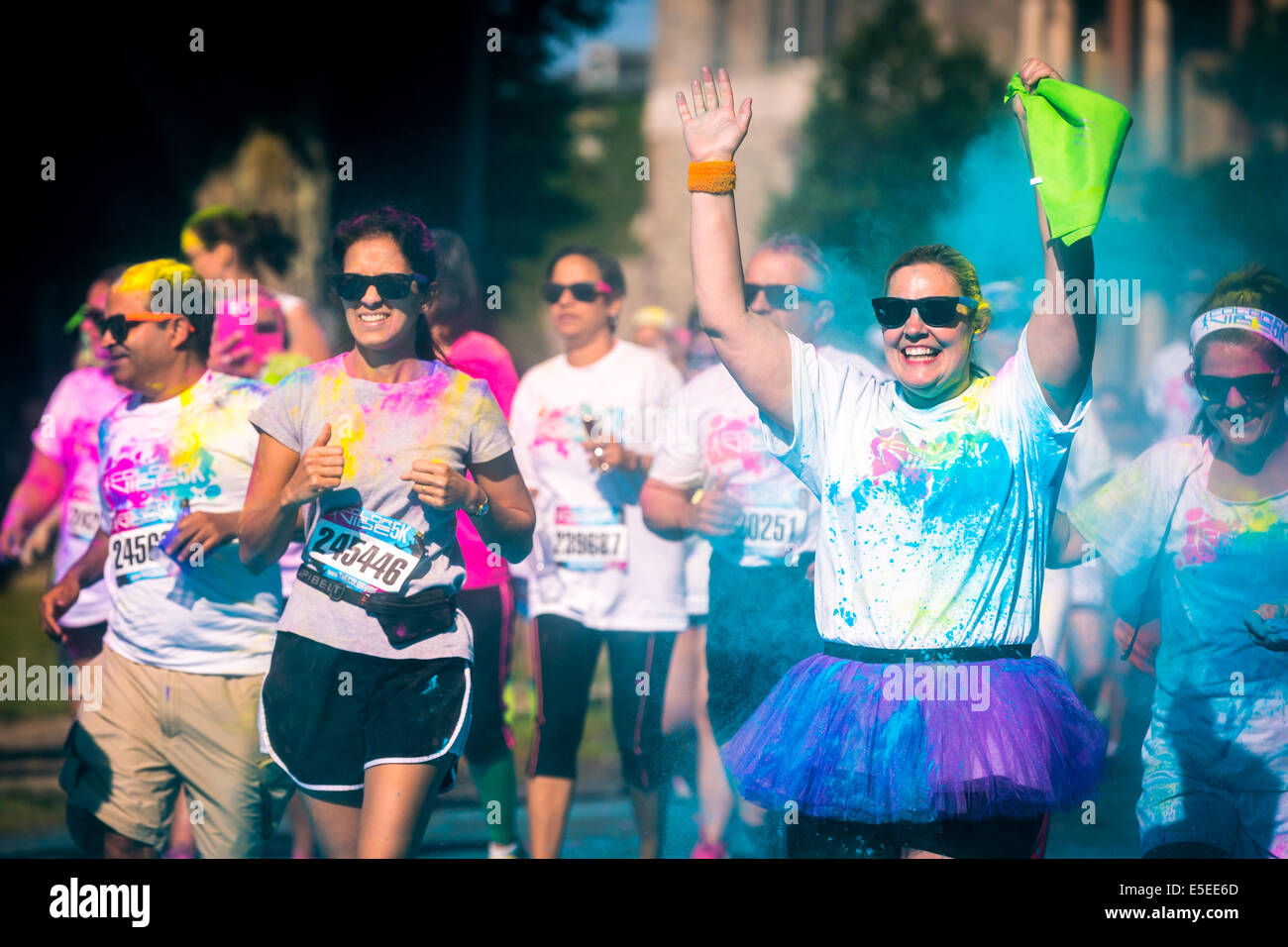 Happy woman exécute l'ambiance couleur 5K Race Banque D'Images