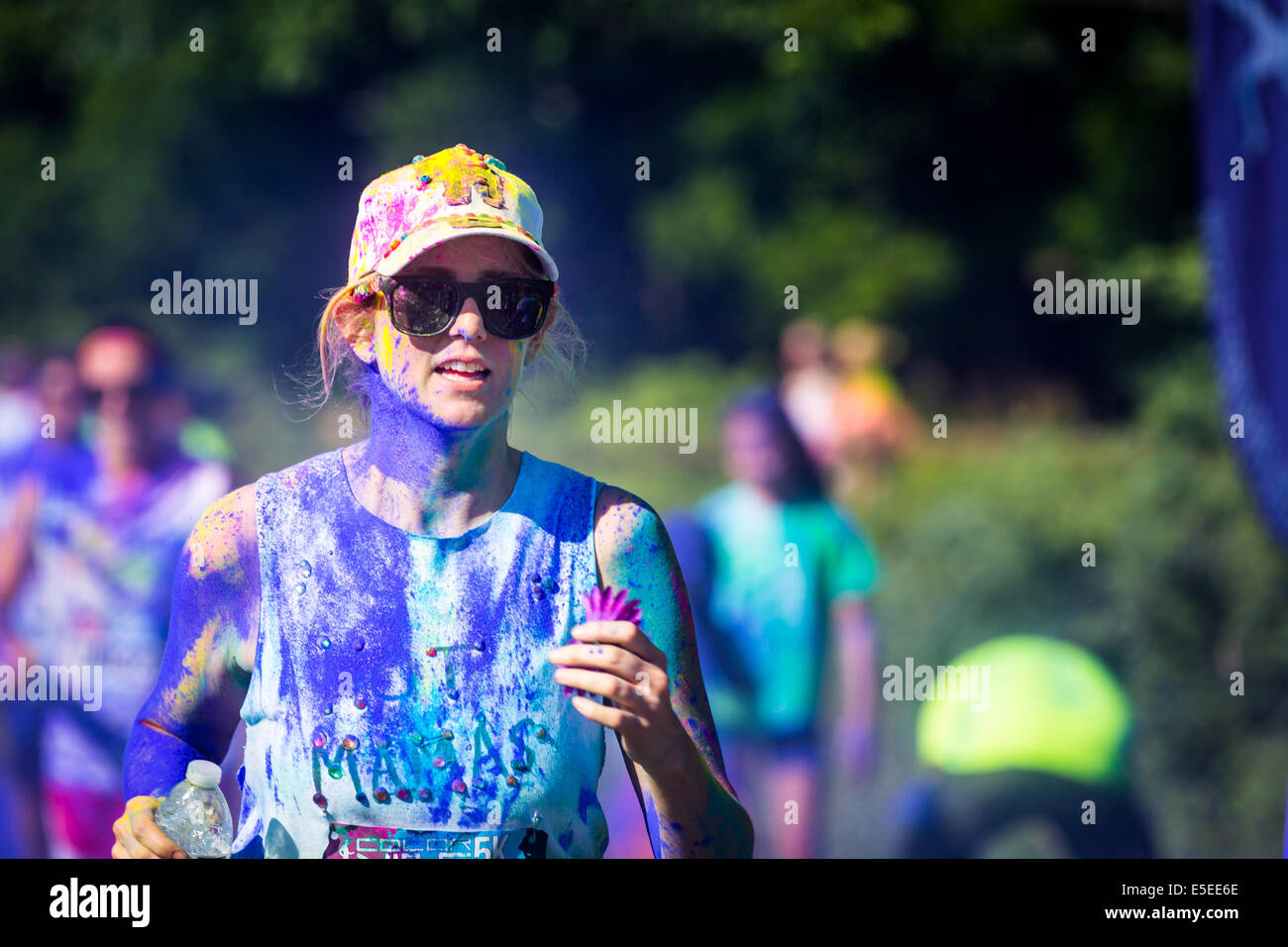 Jeune femme exécute l'ambiance couleur 5K Race Banque D'Images