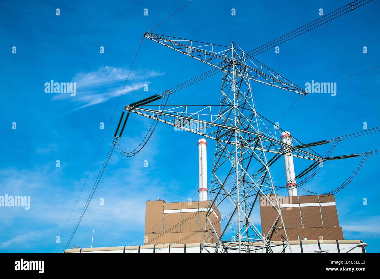 Les cheminées et les câbles de l'électricité à un power station Banque D'Images