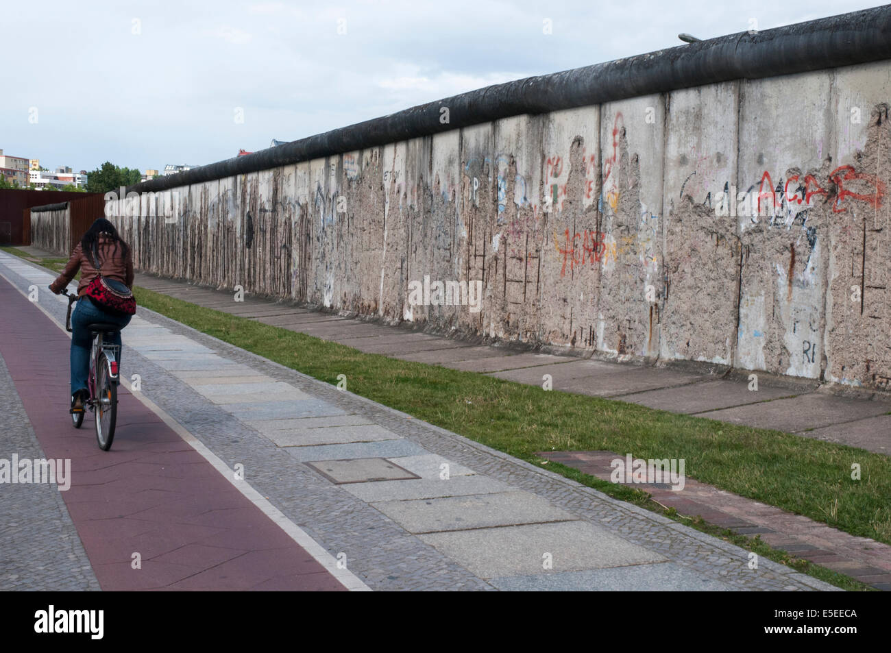 Cycliste en passant par le mémorial du mur de Berlin à Bernauerstrasse, Berlin Banque D'Images