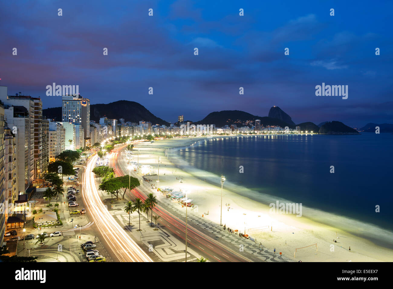 Sur la plage de Copacabana élevée la nuit, Rio de Janeiro, Brésil Banque D'Images