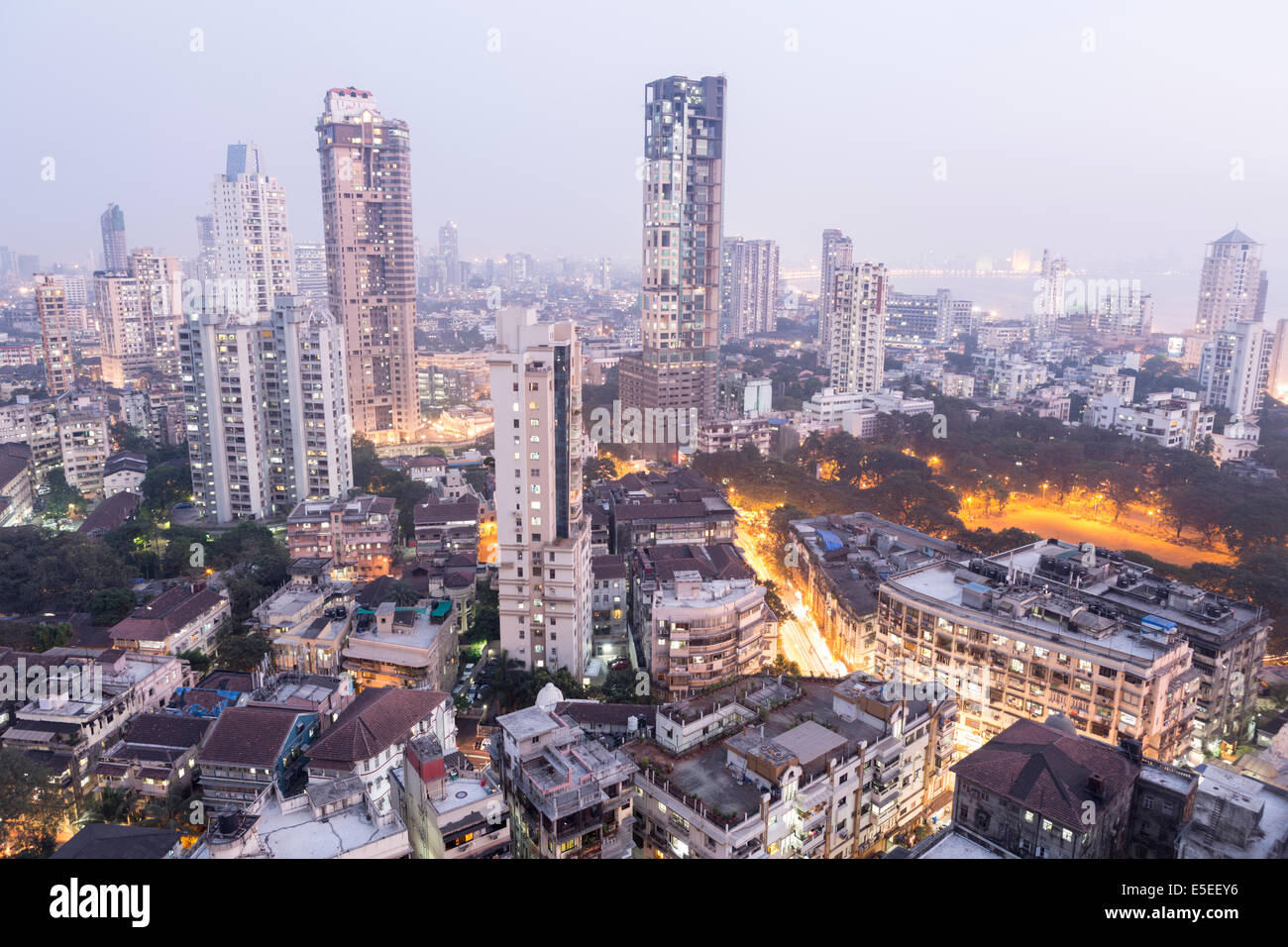 Sud de Mumbai de Kemp's Corner au crépuscule, centre de Bombay, Inde Banque D'Images