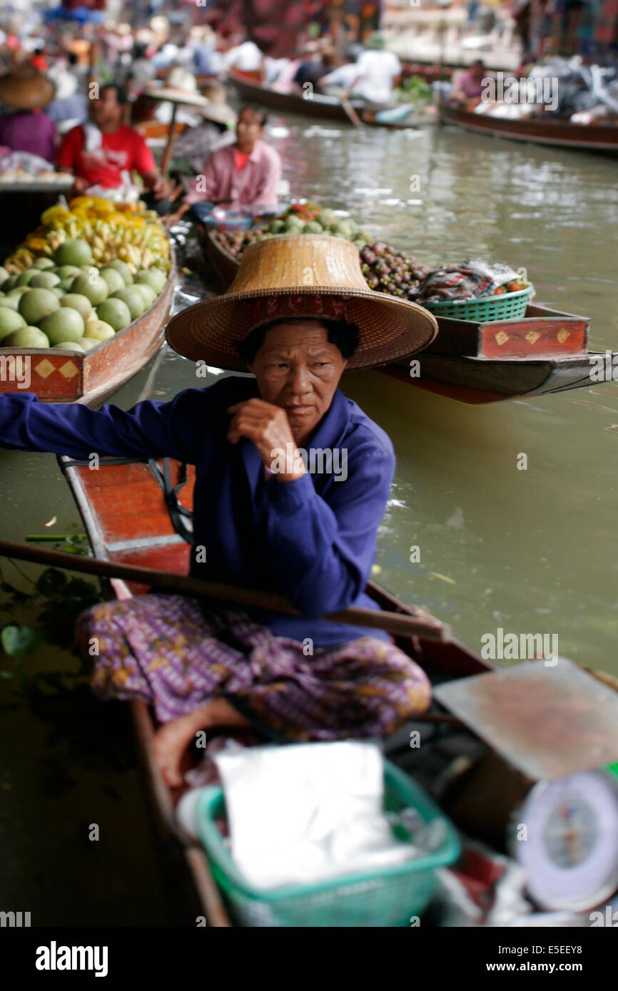 Un commerçant du marché dans le marché flottant de Damnoen Saduak, Thaïlande Banque D'Images