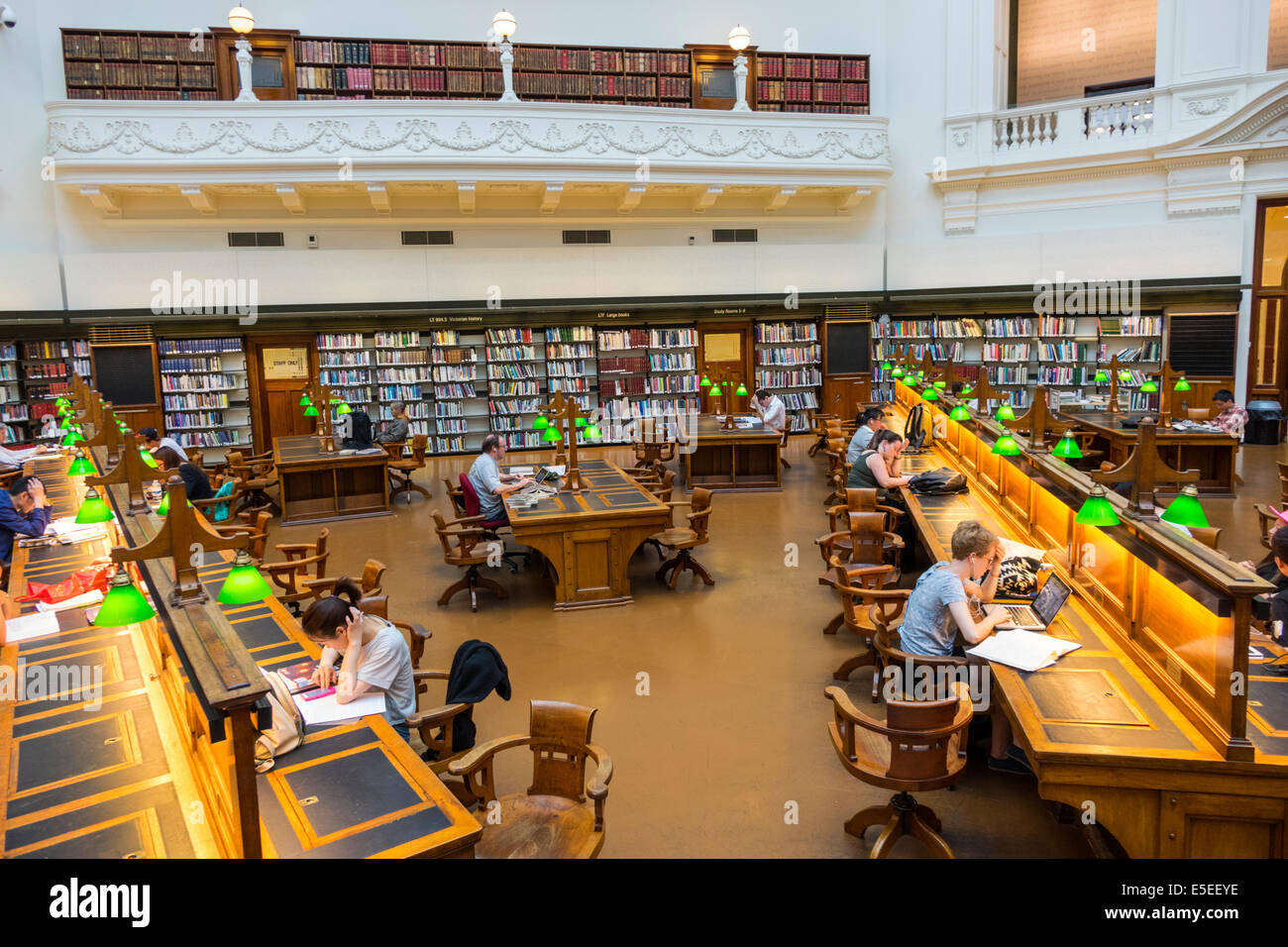 Melbourne Australie,Swanston Street,State Library of Victoria,intérieur,salle de lecture la Trobe,femme femme femme,étudier,postes de travail,AU1403210 Banque D'Images