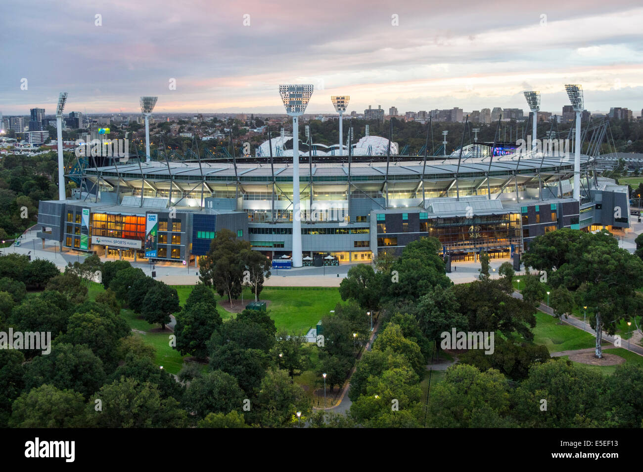Melbourne Australie,est,Yarra Park,Melbourne Cricket Ground,stade,lumières,soirée,crépuscule,AU140321120 Banque D'Images