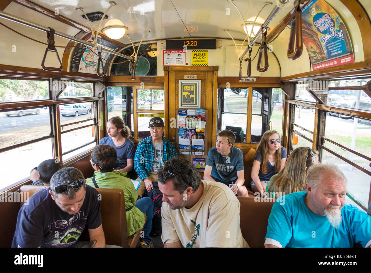 Melbourne Australie,la Trobe Street,tram,tramway,City Circle Line,intérieur,cabine passager,voiture,passagers passagers rider,riders,AU14032 Banque D'Images
