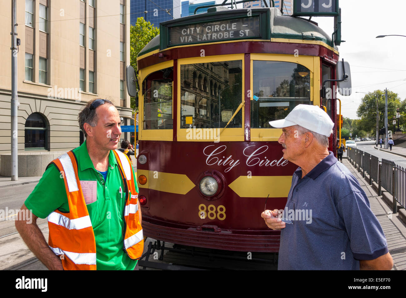 Melbourne Australie, quartier des affaires de Victoria CBD Central, quartier, Spring Bourke Street Station, tram, tramway, City Circle Line, senior senior Old Citizen Banque D'Images
