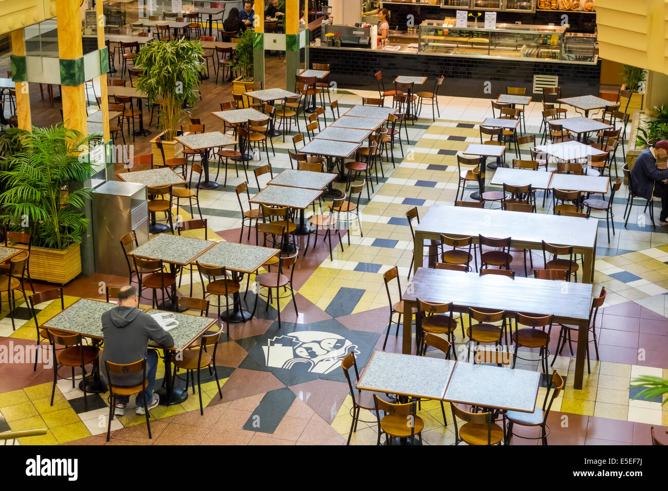 Melbourne Australie, Chinatown, Paramount Center, Food court plaza, presque vide, tables, chaises, un, homme hommes homme, AU140321032 Banque D'Images