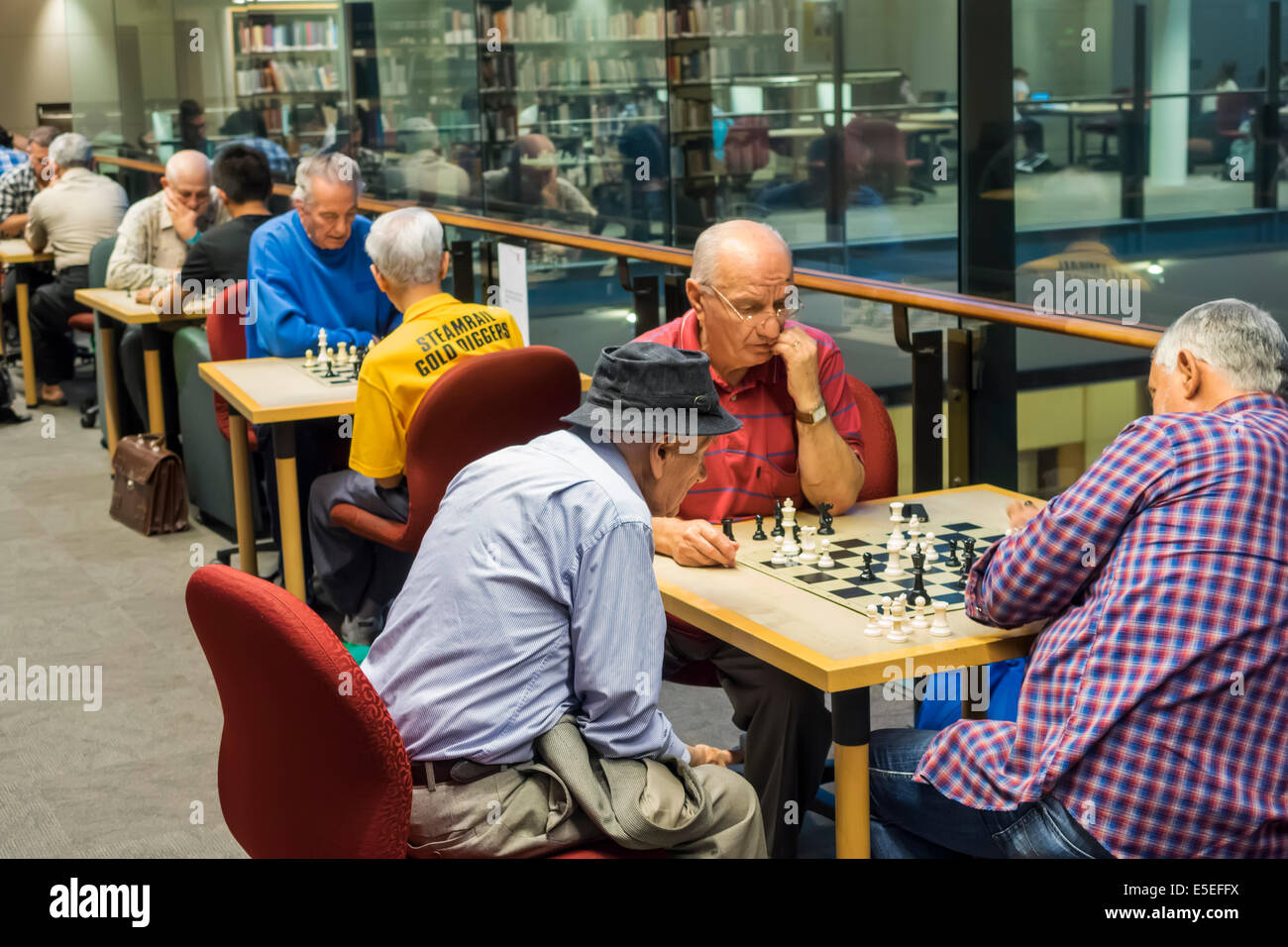 Melbourne Australie,Swanston Street,State Library of Victoria,intérieur,homme hommes,jouer aux échecs,jeu,tables,seniors citoyens,p Banque D'Images