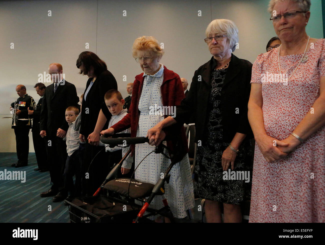 (140730) -- Vancouver, 30 juillet 2014 (Xinhua) -- les parents des soldats décédés en Afghanistan assister à la Veillée commémorative Cérémonie de commémoration au Vancouver Convention Centre à Vancouver, Canada, le 29 juillet 2014. L'Afghanistan est une veillée commémorative structure constituée de 192 plaques représentant des soldats canadiens, un diplomate, traitant de la défense et un journaliste qui ont été tués au cours de la mission canadienne en Afghanistan. 43 Américains qui sont morts sous le commandement du Canada sont également représentés. À l'origine situé à l'aérodrome de Kandahar en Afghanistan, ces plaques maintenant la pièce à travers le Canada jusqu'à Nov Banque D'Images