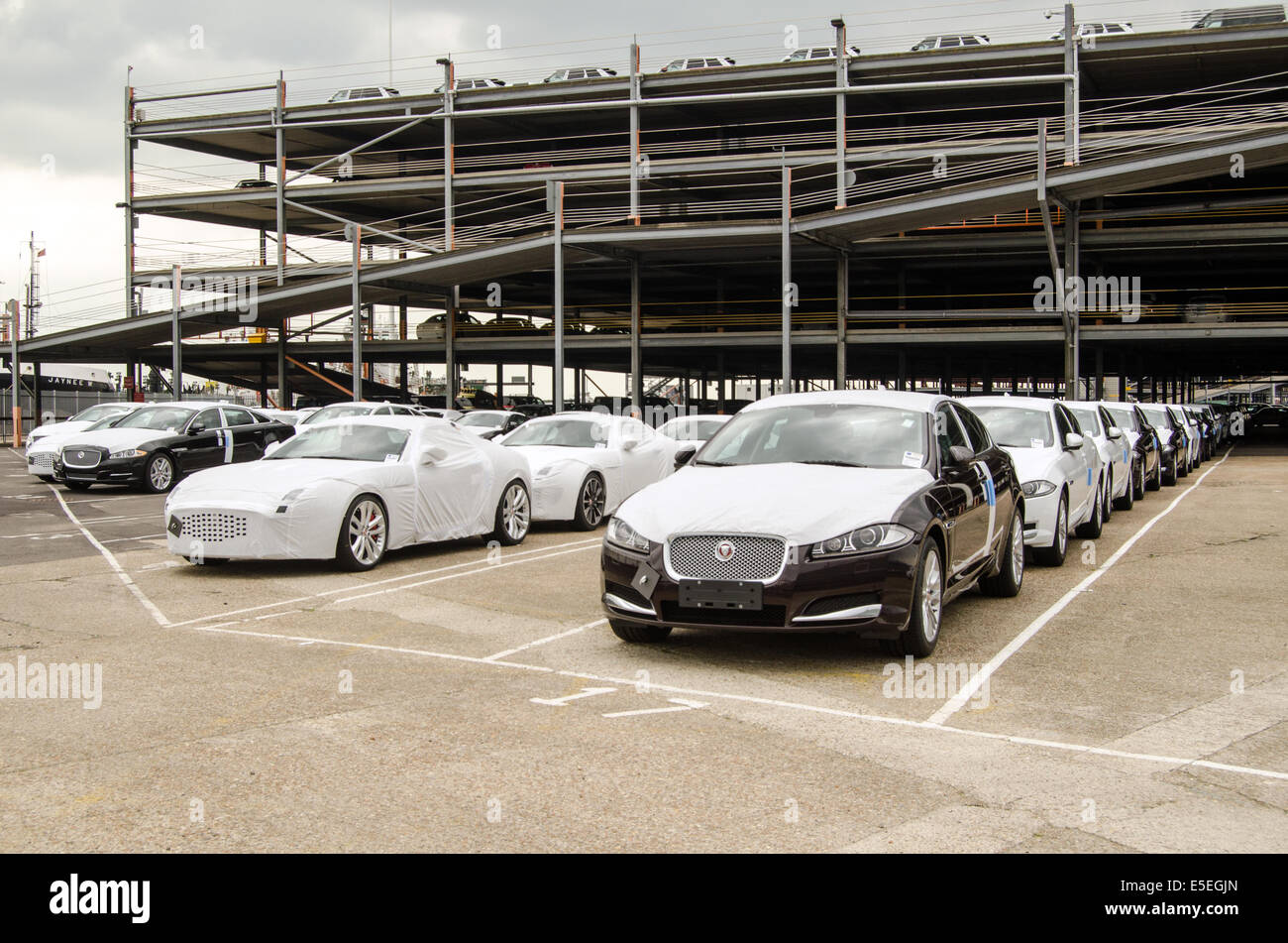 SOUTHAMPTON, UK 31 MAI 2014 : Rangées de Jaguar nouvellement construit des voitures garées à Southampton docks avant d'être exportées. Banque D'Images