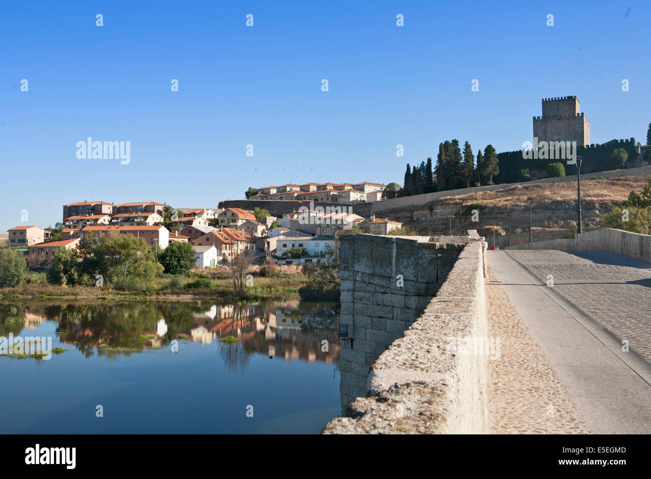 Le château d'Henri II de Castille en Ciudad Rodrigo du pont romain, Salamanca, Espagne Banque D'Images