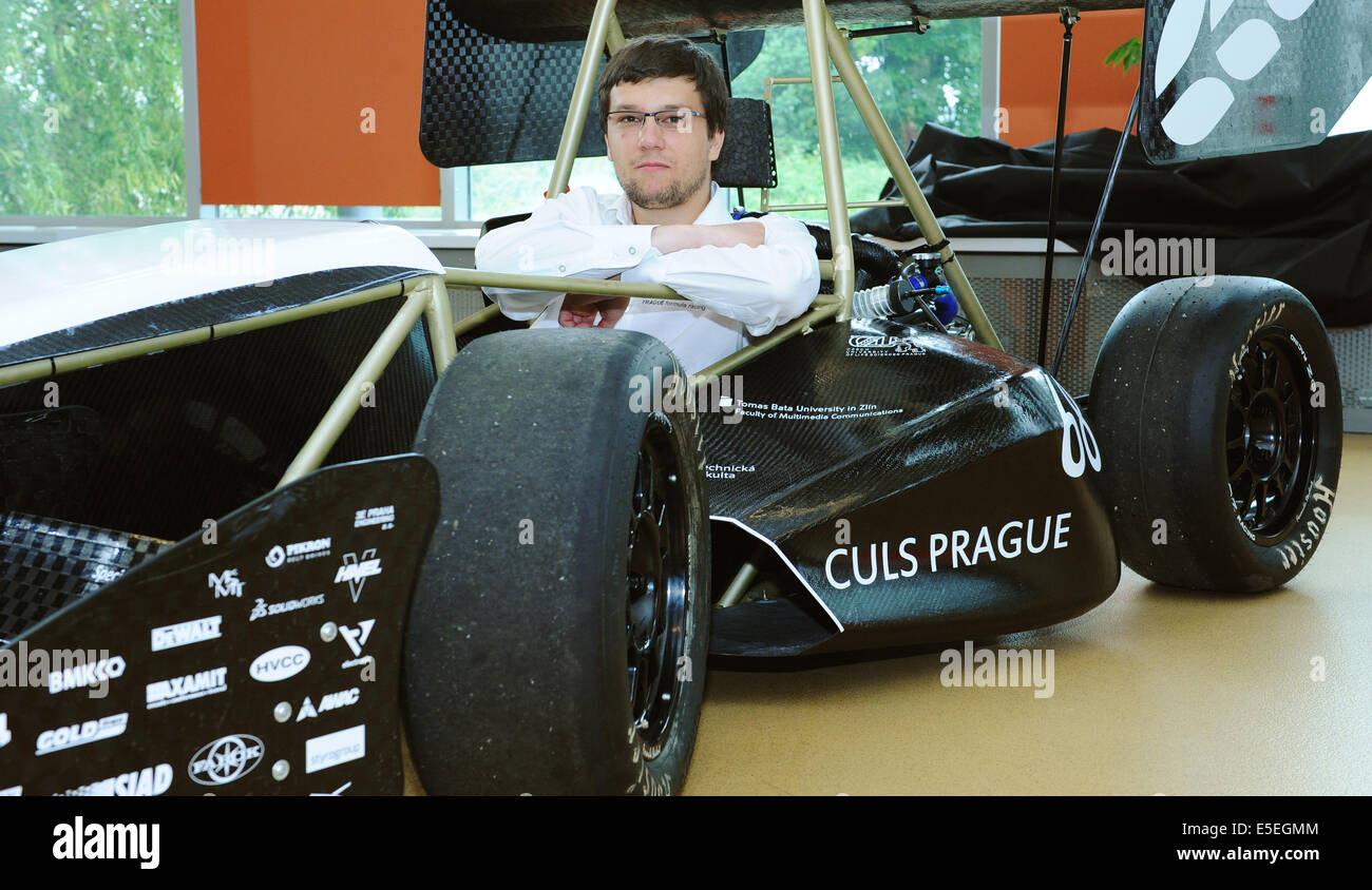 Équipe d'étudiants de la faculté technique de l'Université tchèque de l'Agriculture introduit épillet, nouvelle monoplace, qui va participer à la Compétition étudiante internationale de formules uniques, Prague, République tchèque, le 29 juillet 2014. Pictur Banque D'Images