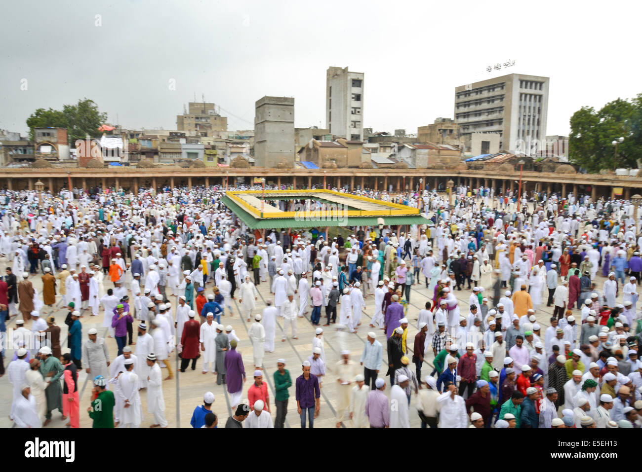 Ahmedabad, Inde. 29 juillet, 2014. Les musulmans célèbrent l'Aïd al-Fitr qui marque la fin du mois de Ramadan, l'Aïd al-Fitr est la fin de Ramazan et le premier jour du mois de Shawwal pour tous les musulmans, dans le Jama Masjid, Ahmedabad, Inde. Credit : Nisarg Lakhmani/Alamy Live News Banque D'Images