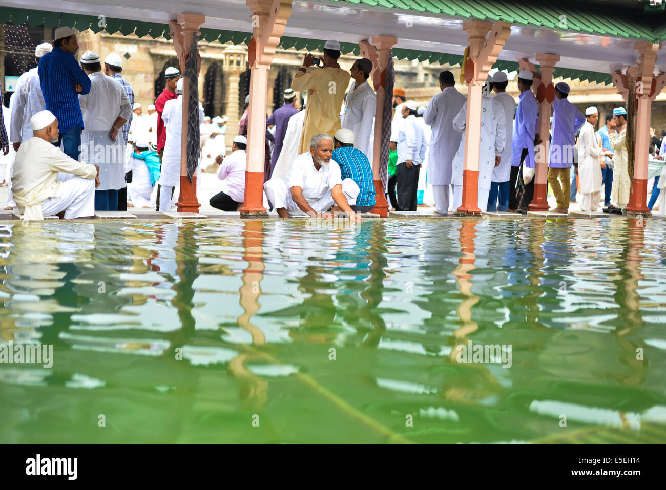 Ahmedabad, Inde. 29 juillet, 2014. Les musulmans célèbrent l'Aïd al-Fitr qui marque la fin du mois de Ramadan, l'Aïd al-Fitr est la fin de Ramazan et le premier jour du mois de Shawwal pour tous les musulmans, dans le Jama Masjid, Ahmedabad, Inde. Credit : Nisarg Lakhmani/Alamy Live News Banque D'Images