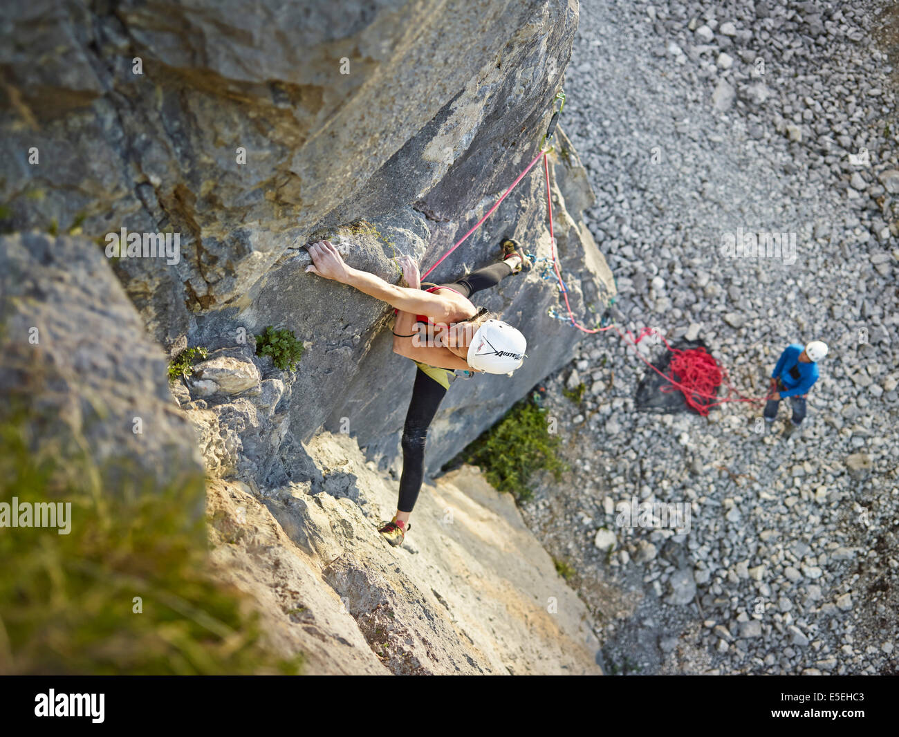 Femme dirige l'ascension d'une corniche, Martinswand zone d'escalade, Zirl, Tyrol, Autriche Banque D'Images