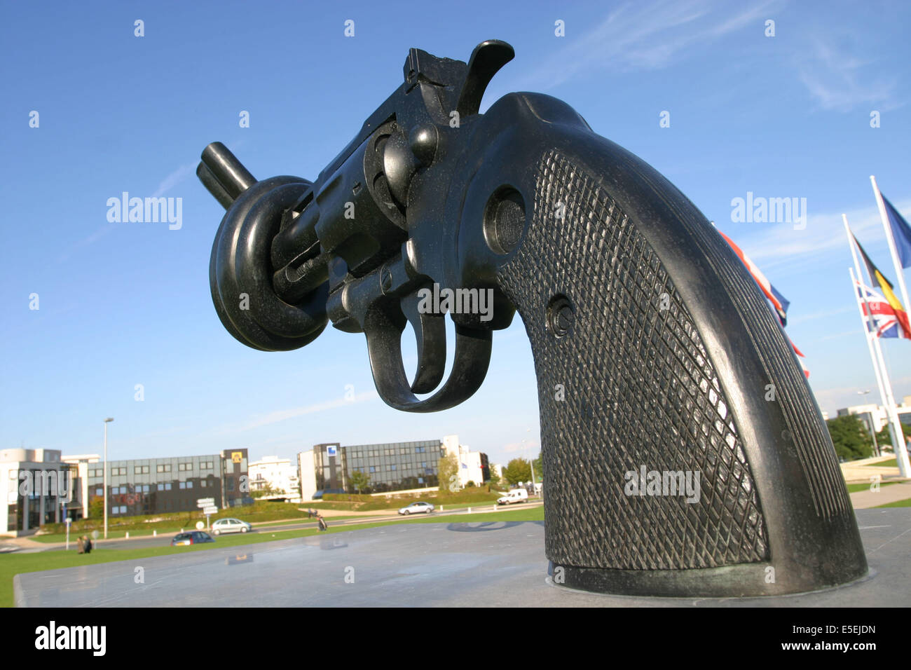 France: Normandie, calvados, caen, mémorial pour la paix, Bronze intitule non-violence située vers le Mémorial, don de l'artiste Carl Fredrik Reutersward, pistolet avec un noeud Banque D'Images