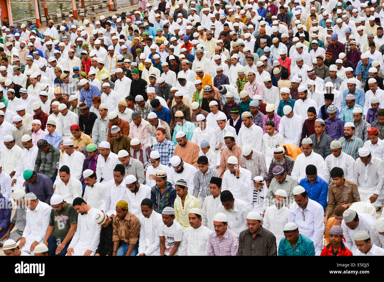 Ahmedabad, Inde. 29 juillet, 2014. Les musulmans célèbrent l'Aïd al-Fitr qui marque la fin du mois de Ramadan, l'Aïd al-Fitr est la fin de Ramazan et le premier jour du mois de Shawwal pour tous les musulmans, dans le Jama Masjid, Ahmedabad, Inde. Credit : Nisarg Lakhmani/Alamy Live News Banque D'Images