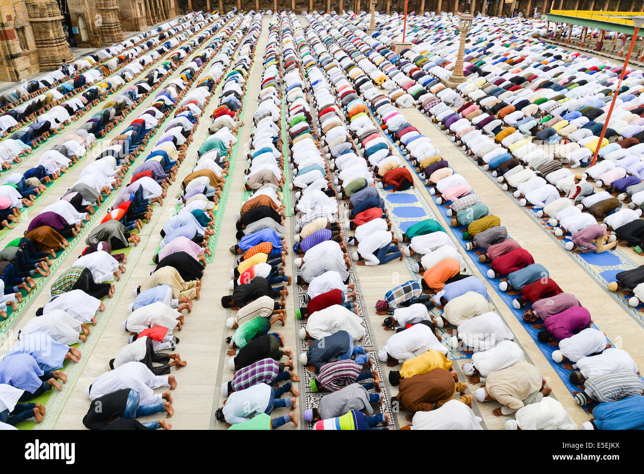 Ahmedabad, Inde. 29 juillet, 2014. Les musulmans célèbrent l'Aïd al-Fitr qui marque la fin du mois de Ramadan, l'Aïd al-Fitr est la fin de Ramazan et le premier jour du mois de Shawwal pour tous les musulmans, dans le Jama Masjid, Ahmedabad, Inde. Credit : Nisarg Lakhmani/Alamy Live News Banque D'Images