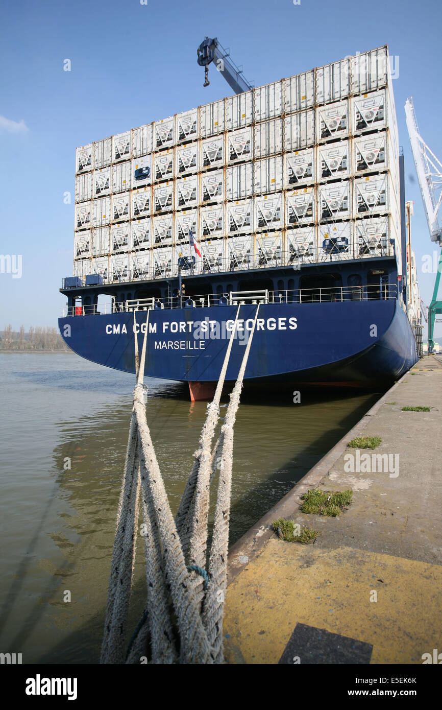 France : Normandie, seine maritime, vallée de la seine, grand port de mer de rouen, porte container, naviguer Cma-Cgm fort saint Georgesporte conteneurs, qgcm terminal de Moulineaux, amarres, bitte d'amarrage, cordages, Banque D'Images