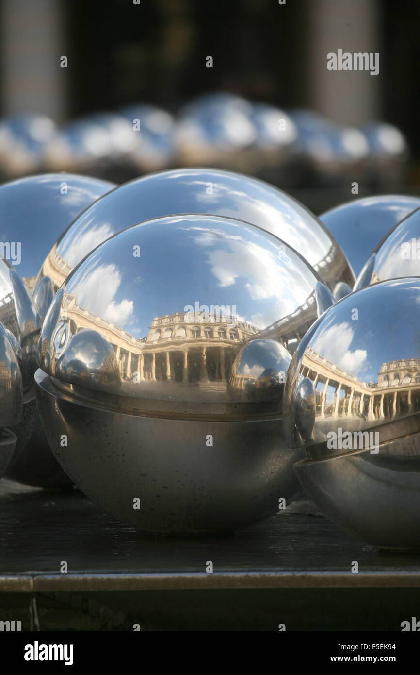 France, paris 1 - palais royal - fontaines A boules de Pol Bury (1985) Banque D'Images