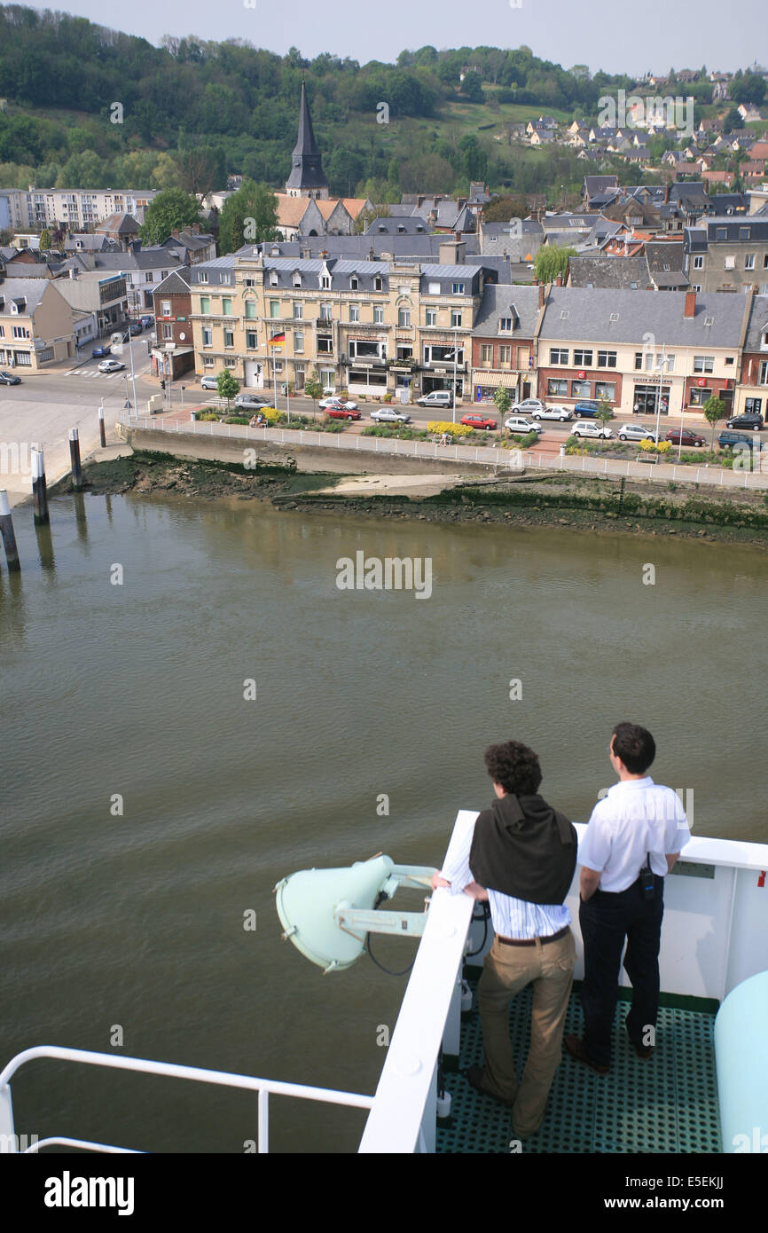France : Normandie, seine maritime, vallée de la seine, grand port de mer de rouen, centre de Seine du CMA-CGM fort Saint Pierre, porte conteneurs, conteneur, passager, touriste sur cargo, rives du fleuve, village de duclair, Banque D'Images