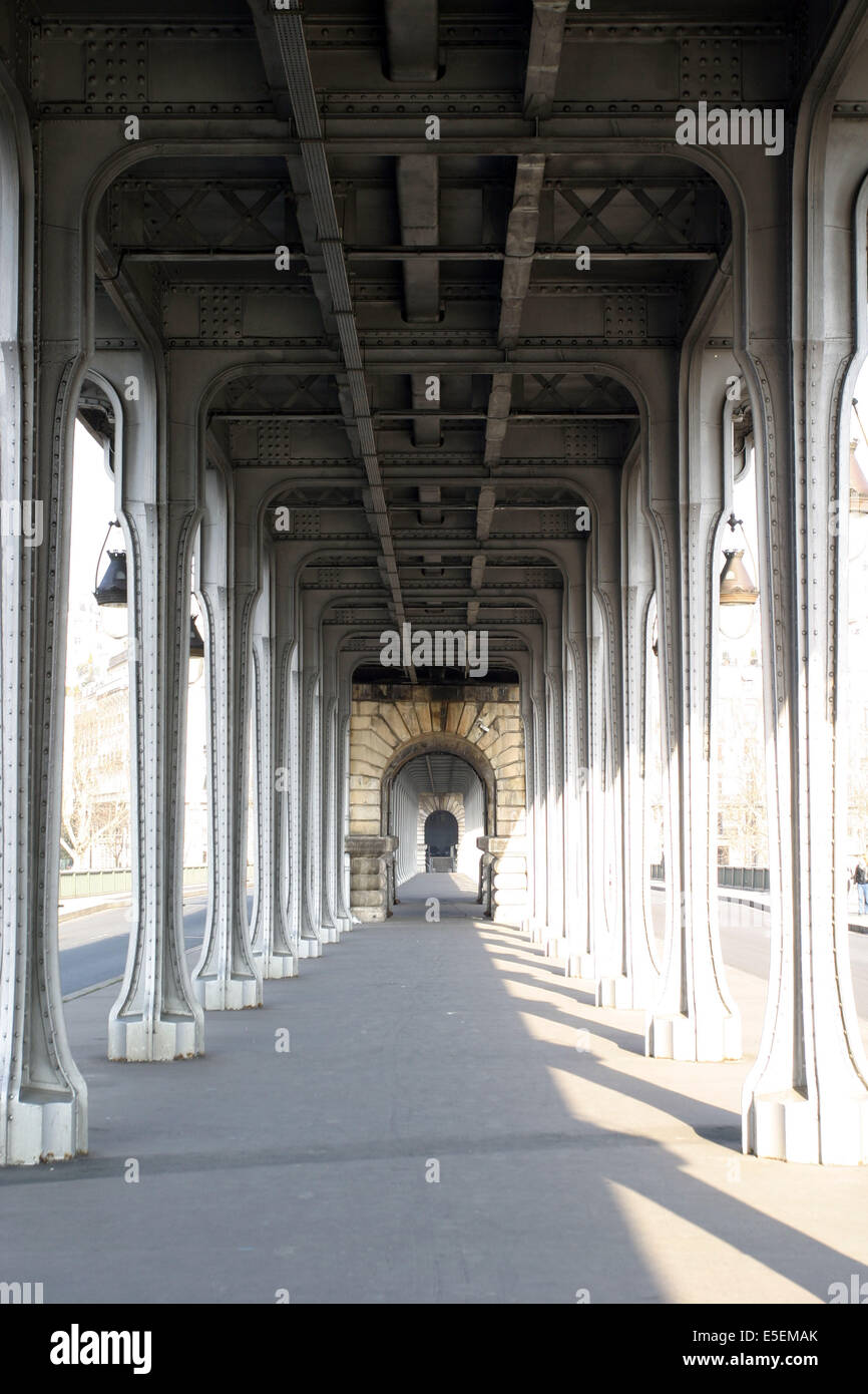 France, paris 15/16, pont de bir hakeim, 1 er niveau du pont, structure métallique, rivets, viaduc, passy, métro ligne 6 ratp, Banque D'Images