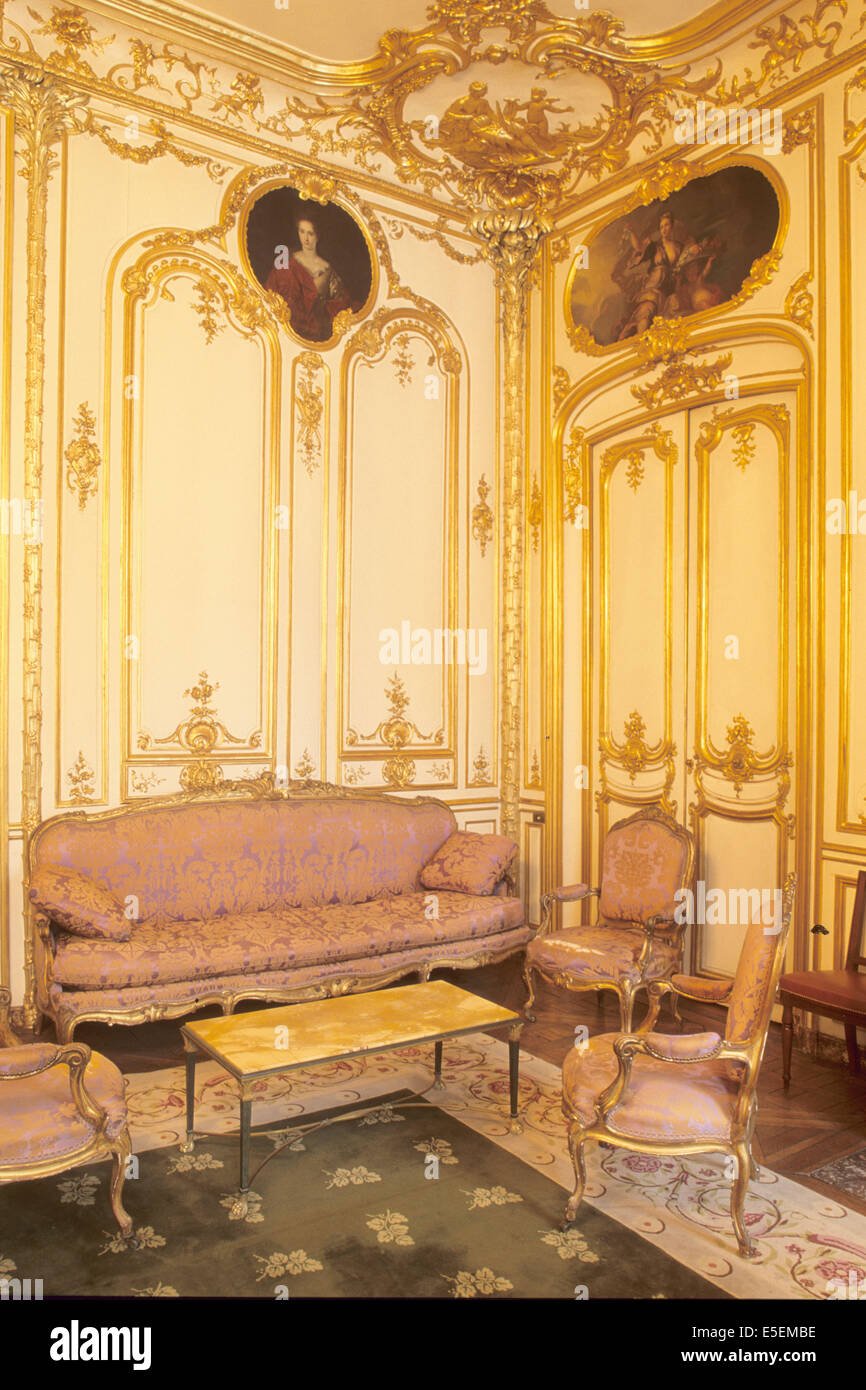 France, paris 7 e, Hotel particulier, Hotel de seignelay, 80 rue de lille,  bureau du ministre, lambris dores, mobilier Photo Stock - Alamy