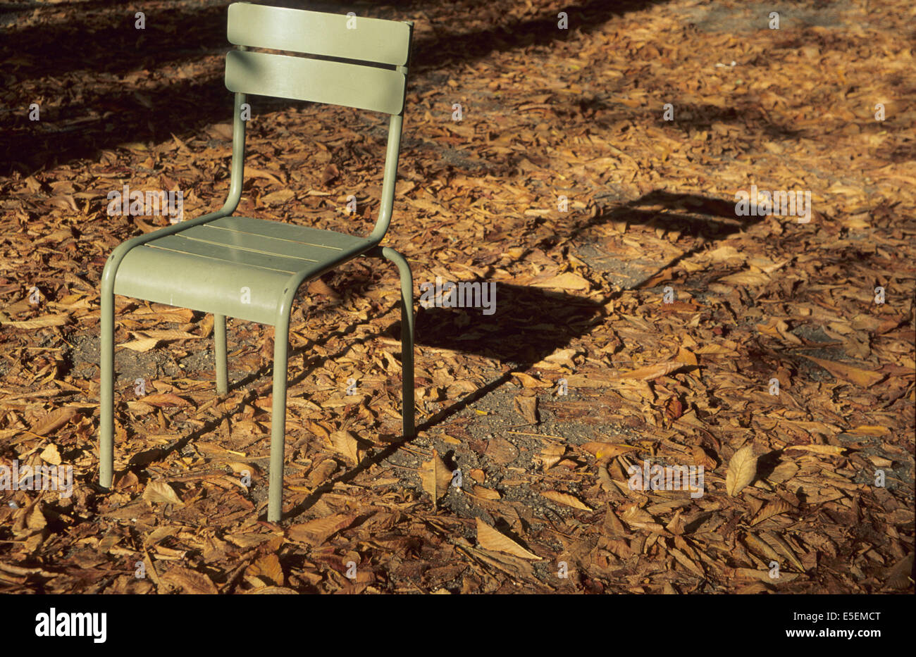 France, paris 6 e, jardin du Luxembourg, chaise longue et son ombre,  feuilles mortes dans une allee, Fermob Photo Stock - Alamy