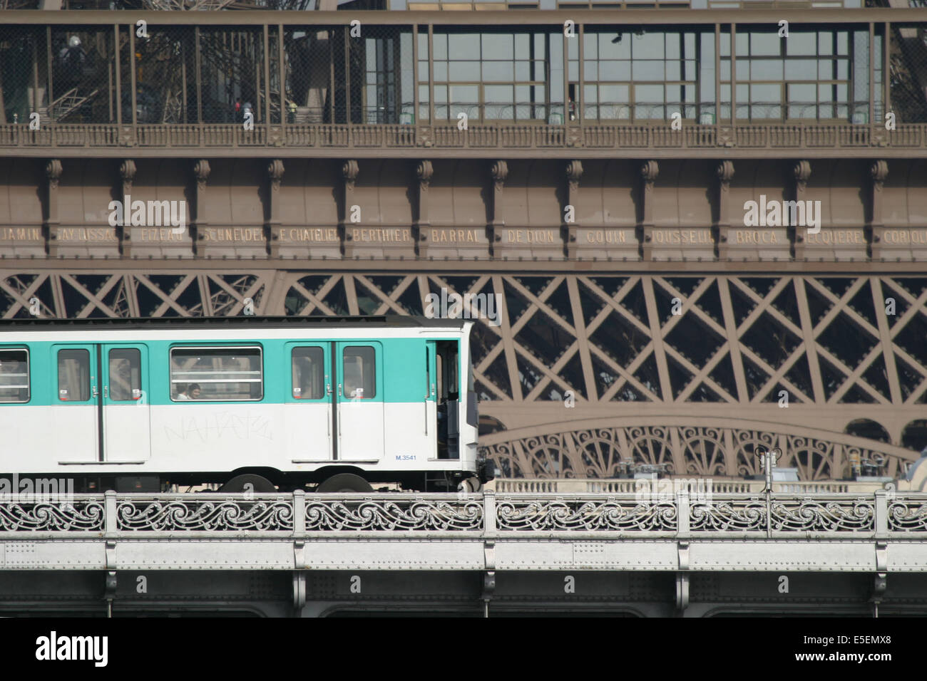 France, paris 16, metro eyrien sur le pont de bir hakeim et tour eiffel en fond, ligne 6, ratp, Banque D'Images