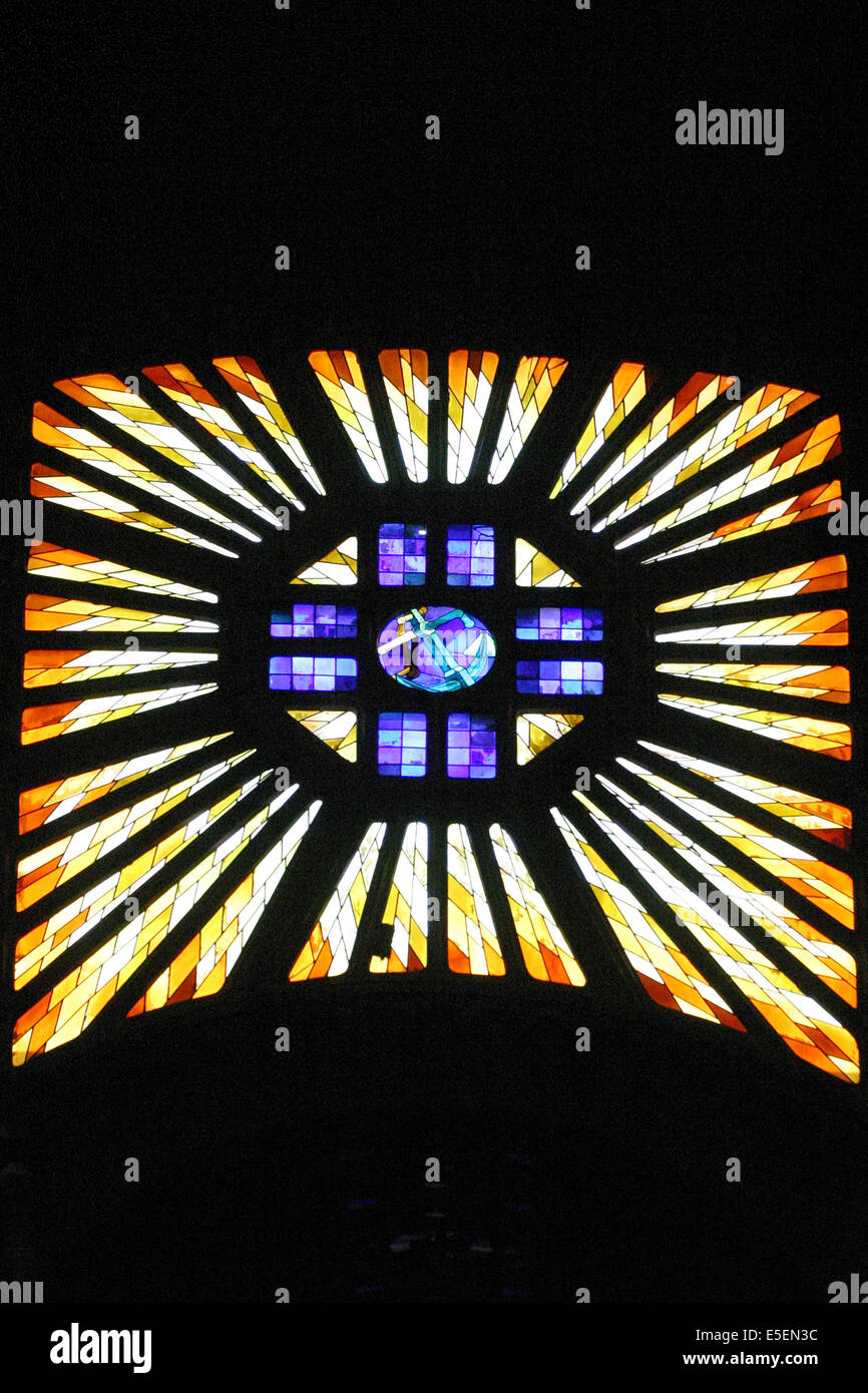 France, paris 15e lunettes St christophe de javel, construction de briques, détail vitrrail de la nef Banque D'Images