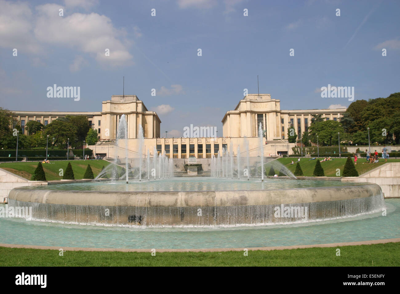 France, paris 16, jardins du trocadéro et palais de chaillot, bassin, jets  d'eau, ciel nuageux Photo Stock - Alamy